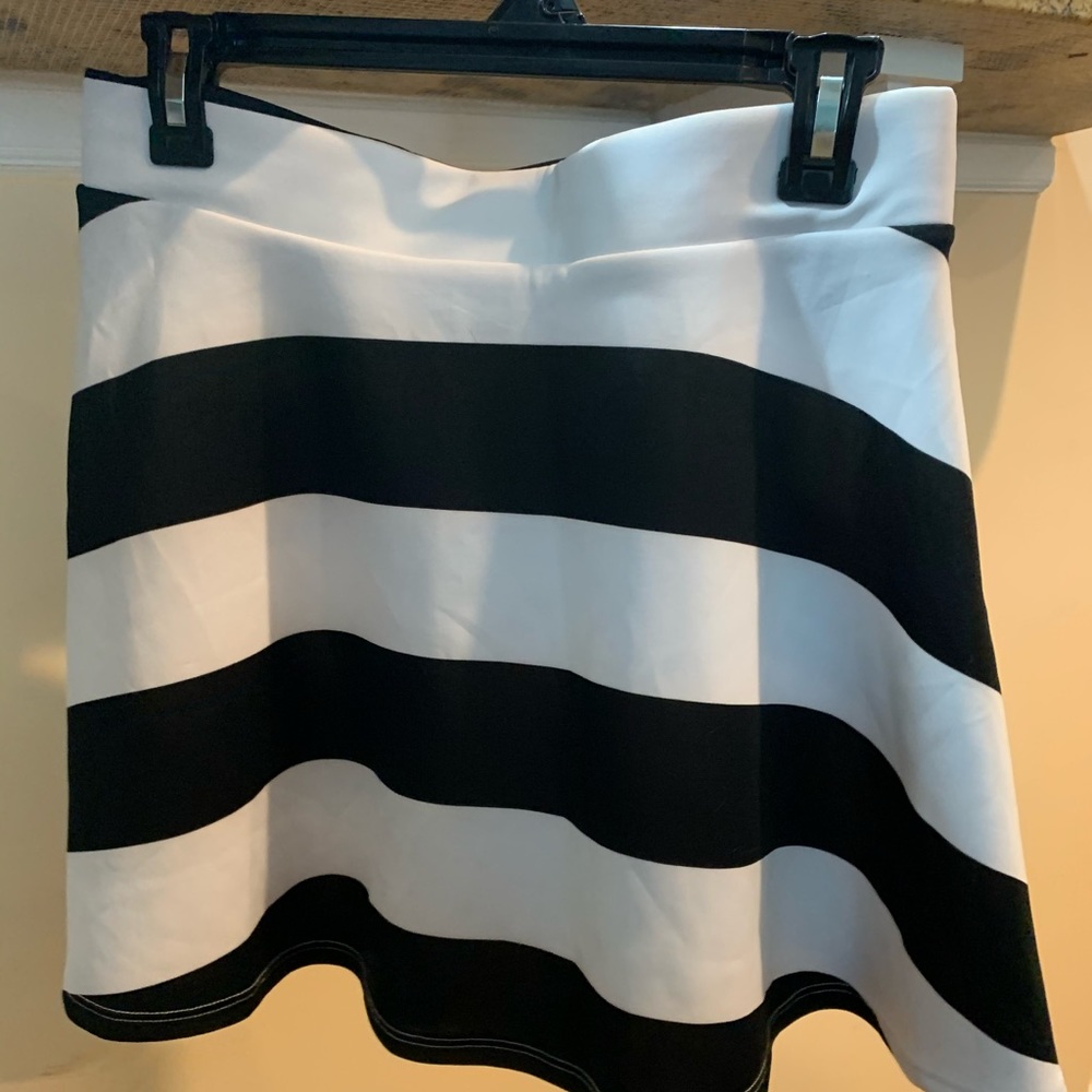 Pleaded Black and white mini skirt